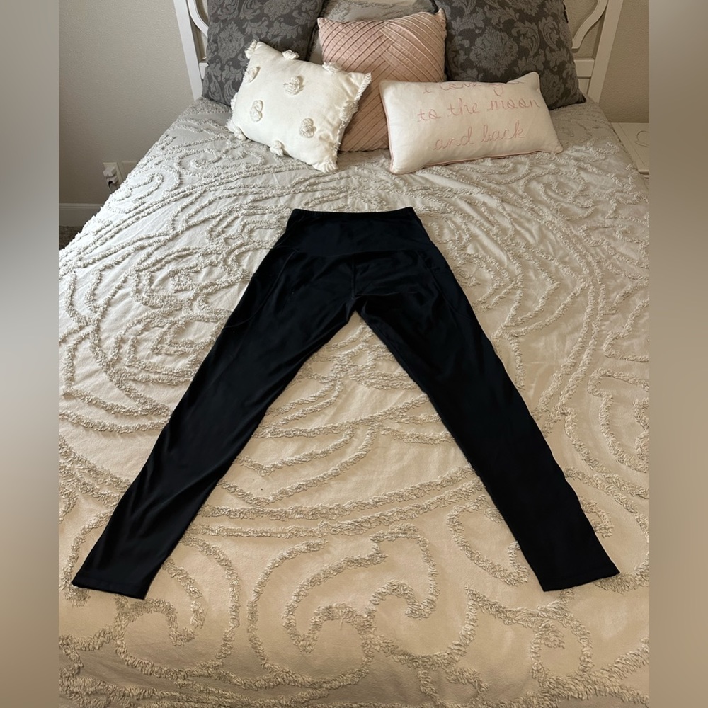 POSHDIVAH  Size Large  Black Leggings With Pockets.